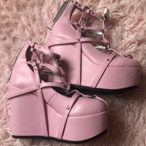 Demonia Poison-25-2 in pink. Pink demonia platforms with heart shaped lock.